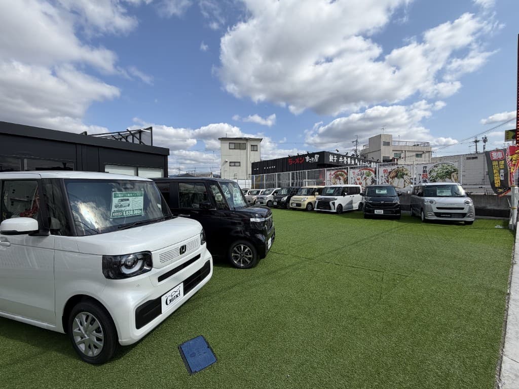 届出済み未使用車の販売店ロットに軽自動車が並んでいる様子