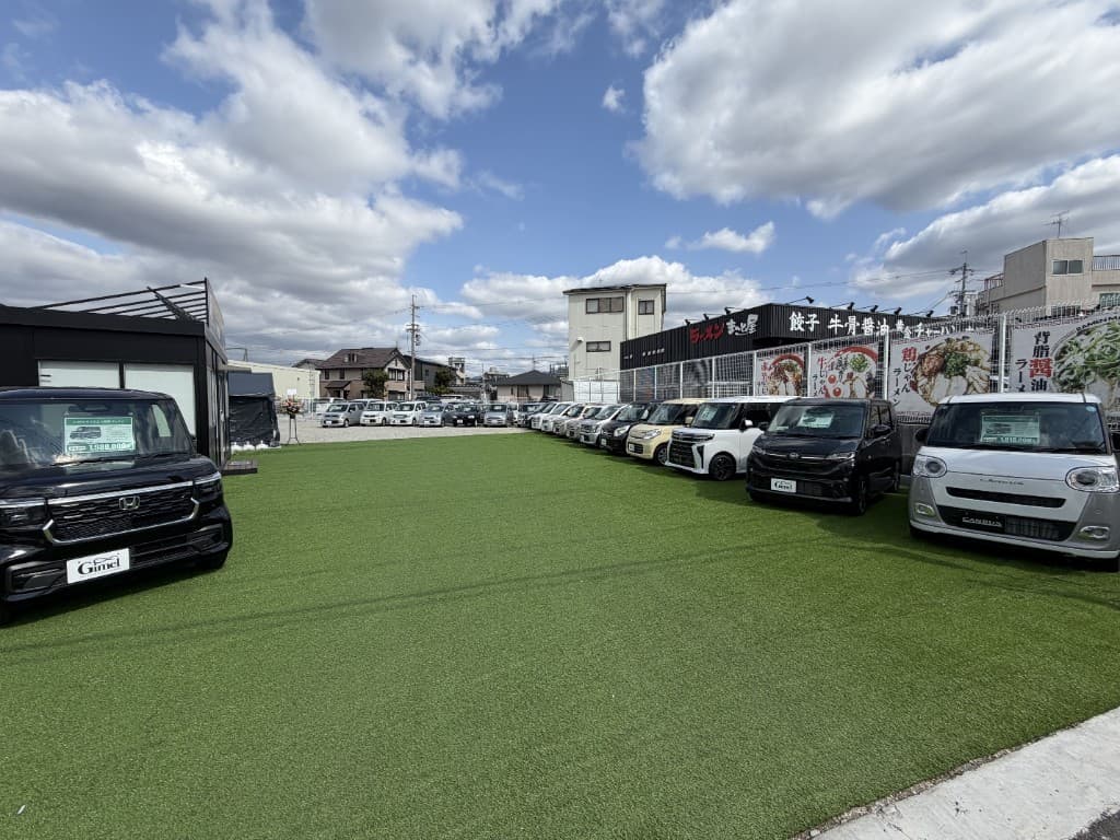 中古車販売店のロットに軽自動車が並んでいる様子