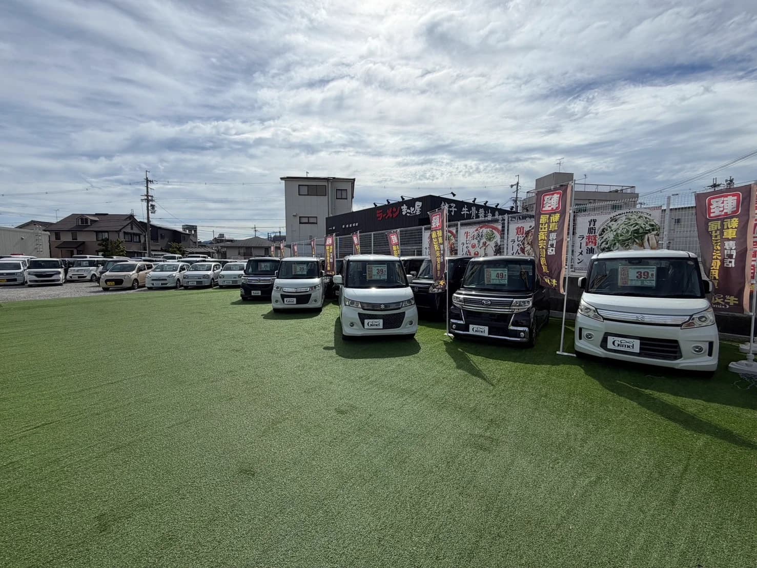 中古車販売店のロットに軽自動車が並んでいる様子
